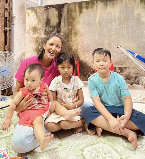 Trấn Thành bị chửi trong Nhà bà Nữ; HHen Niê đáp trả khi bị nói giả tạo - Ảnh 2. Trấn Thành bị chửi trong Nhà bà Nữ; HHen Niê đáp trả khi bị nói giả tạo - Ảnh 2.