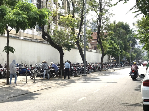 Vỉa hè ai lấn được cứ lấn: phạt hay lơ đều... được! - Ảnh 1. Vỉa hè ai lấn được cứ lấn: phạt hay lơ đều... được! - Ảnh 1.