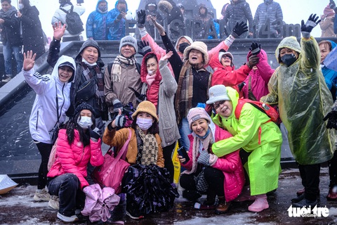 Mẹ tôi 95 tuổi là người vui nhất vì lần đầu cụ lên đỉnh Fansipan mà được ngắm tuyết rơi - Ảnh 4. Mẹ tôi 95 tuổi là người vui nhất vì lần đầu cụ lên đỉnh Fansipan mà được ngắm tuyết rơi - Ảnh 4.