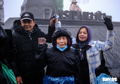 Mẹ tôi 95 tuổi là người vui nhất vì lần đầu cụ lên đỉnh Fansipan mà được ngắm tuyết rơi - Ảnh 2. Mẹ tôi 95 tuổi là người vui nhất vì lần đầu cụ lên đỉnh Fansipan mà được ngắm tuyết rơi - Ảnh 2.