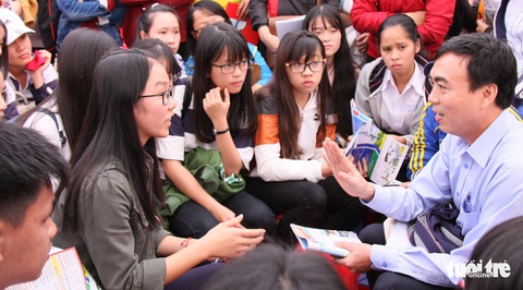 Hai buổi tư vấn tuyển sinh 2023 đầu tiên của báo Tuổi Trẻ tại Đồng Nai, Bình Thuận - Ảnh 1. Hai buổi tư vấn tuyển sinh 2023 đầu tiên của báo Tuổi Trẻ tại Đồng Nai, Bình Thuận - Ảnh 1.