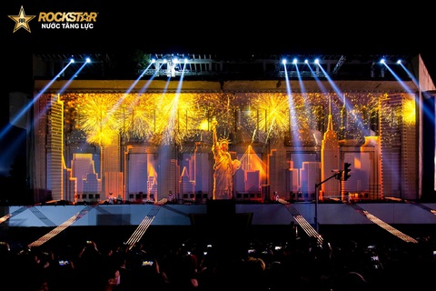 Tóc Tiên, Justatee biểu diễn tại Rockstar Party Âm Thanh Ánh Sáng 3D - Ảnh 1. Tóc Tiên, Justatee biểu diễn tại Rockstar Party Âm Thanh Ánh Sáng 3D - Ảnh 1.