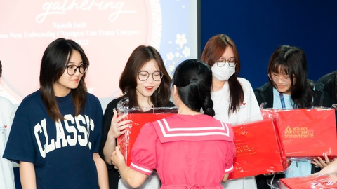Trường đại học ‘nhà người ta’ chi tiền tỉ tặng quà Tết cho sinh viên - Ảnh 1. Trường đại học ‘nhà người ta’ chi tiền tỉ tặng quà Tết cho sinh viên - Ảnh 1.