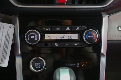 Toyota Veloz và Avanza xuất xưởng từ Vĩnh Phúc: Hơn 200 linh kiện được nội địa hóa - Ảnh 12. Toyota Veloz và Avanza xuất xưởng từ Vĩnh Phúc: Hơn 200 linh kiện được nội địa hóa - Ảnh 12.