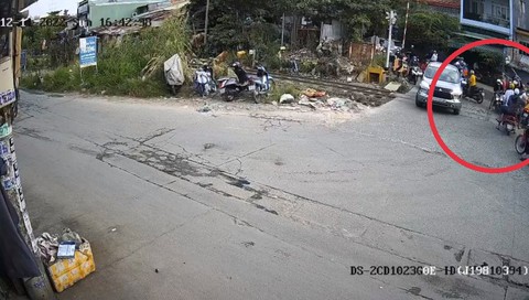 Từ mâu thuẫn trong lúc đá bóng, nhóm học sinh chém hội đồng hai thanh niên bằng mã tấu - Ảnh 1. Từ mâu thuẫn trong lúc đá bóng, nhóm học sinh chém hội đồng hai thanh niên bằng mã tấu - Ảnh 1.