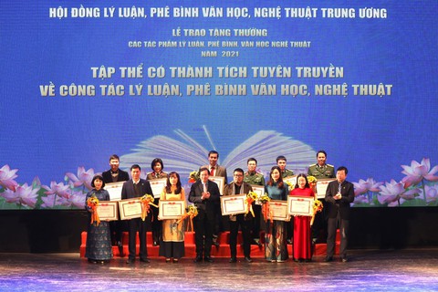 20 tác phẩm lý luận, phê bình nhận tặng thưởng của Ban Bí thư - Ảnh 2. 20 tác phẩm lý luận, phê bình nhận tặng thưởng của Ban Bí thư - Ảnh 2.