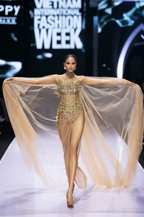Có ai đắt show như HHen Niê, chỉ 1 tháng mà 5 lần làm vedette - Ảnh 4. Có ai đắt show như HHen Niê, chỉ 1 tháng mà 5 lần làm vedette - Ảnh 4.