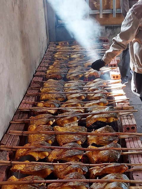 Cỗ cá nướng quê nhà - Ảnh 1. Cỗ cá nướng quê nhà - Ảnh 1.
