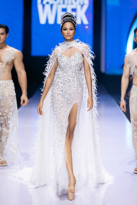 Có ai đắt show như HHen Niê, chỉ 1 tháng mà 5 lần làm vedette - Ảnh 5. Có ai đắt show như HHen Niê, chỉ 1 tháng mà 5 lần làm vedette - Ảnh 5.