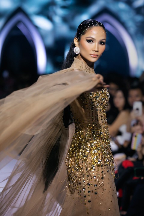Có ai đắt show như HHen Niê, chỉ 1 tháng mà 5 lần làm vedette - Ảnh 3. Có ai đắt show như HHen Niê, chỉ 1 tháng mà 5 lần làm vedette - Ảnh 3.