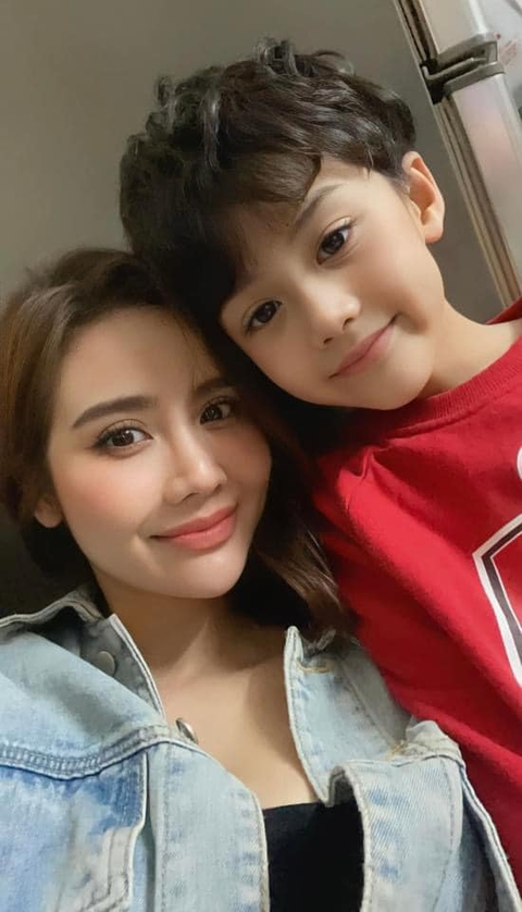 Ảnh vui sao Việt 3-12: Lệ Quyên tươi rói cùng tình trẻ đi xem show âm nhạc - Ảnh 5. Ảnh vui sao Việt 3-12: Lệ Quyên tươi rói cùng tình trẻ đi xem show âm nhạc - Ảnh 5.