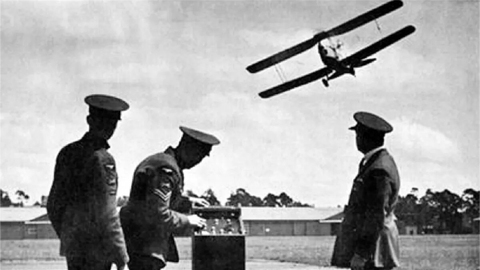 UAV - Bóng ma sát thủ từ trên không - Kỳ 2: Từ nhà xe đến máy bay không người lái hiện đại đầu tiên - Ảnh 1. UAV - Bóng ma sát thủ từ trên không - Kỳ 2: Từ nhà xe đến máy bay không người lái hiện đại đầu tiên - Ảnh 1.