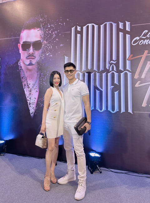 Ảnh vui sao Việt 3-12: Lệ Quyên tươi rói cùng tình trẻ đi xem show âm nhạc - Ảnh 1. Ảnh vui sao Việt 3-12: Lệ Quyên tươi rói cùng tình trẻ đi xem show âm nhạc - Ảnh 1.