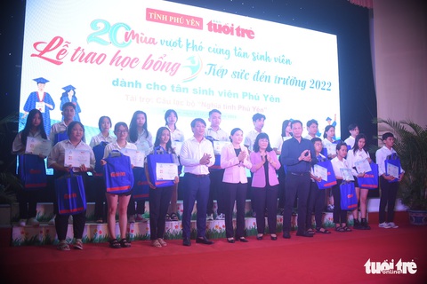 Niềm vui nhân đôi trong lễ trao học bổng ‘Tiếp sức đến trường’ tại Phú Yên - Ảnh 11. Niềm vui nhân đôi trong lễ trao học bổng ‘Tiếp sức đến trường’ tại Phú Yên - Ảnh 11.
