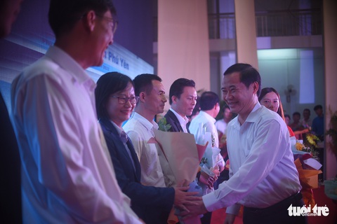 Niềm vui nhân đôi trong lễ trao học bổng ‘Tiếp sức đến trường’ tại Phú Yên - Ảnh 24. Niềm vui nhân đôi trong lễ trao học bổng ‘Tiếp sức đến trường’ tại Phú Yên - Ảnh 24.