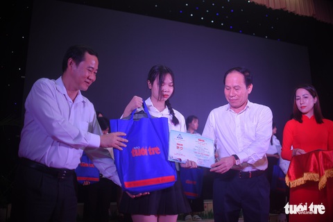 Niềm vui nhân đôi trong lễ trao học bổng ‘Tiếp sức đến trường’ tại Phú Yên - Ảnh 7. Niềm vui nhân đôi trong lễ trao học bổng ‘Tiếp sức đến trường’ tại Phú Yên - Ảnh 7.