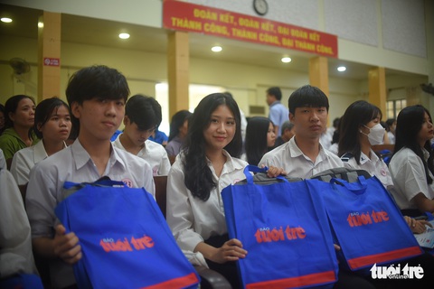 Niềm vui nhân đôi trong lễ trao học bổng ‘Tiếp sức đến trường’ tại Phú Yên - Ảnh 9. Niềm vui nhân đôi trong lễ trao học bổng ‘Tiếp sức đến trường’ tại Phú Yên - Ảnh 9.
