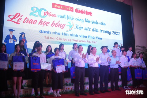 Niềm vui nhân đôi trong lễ trao học bổng ‘Tiếp sức đến trường’ tại Phú Yên - Ảnh 8. Niềm vui nhân đôi trong lễ trao học bổng ‘Tiếp sức đến trường’ tại Phú Yên - Ảnh 8.