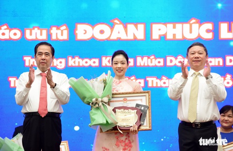 Cô giáo nhận Giải thưởng Trần Đại Nghĩa: Trở thành phiên bản tốt hơn mỗi ngày - Ảnh 1. Cô giáo nhận Giải thưởng Trần Đại Nghĩa: Trở thành phiên bản tốt hơn mỗi ngày - Ảnh 1.