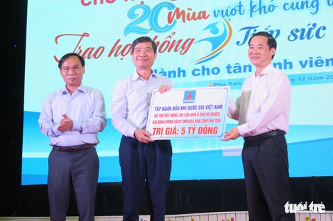 Niềm vui nhân đôi trong lễ trao học bổng ‘Tiếp sức đến trường’ tại Phú Yên - Ảnh 18. Niềm vui nhân đôi trong lễ trao học bổng ‘Tiếp sức đến trường’ tại Phú Yên - Ảnh 18.