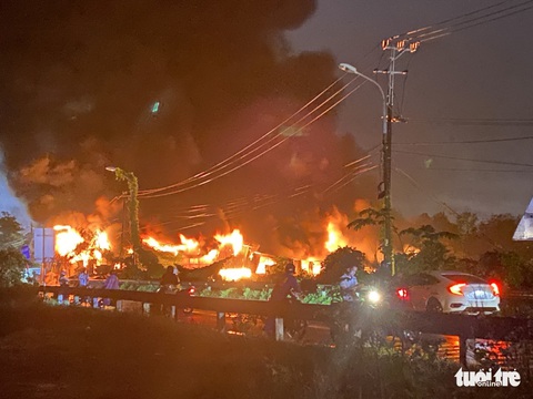 Cơ sở phế liệu ở Đà Nẵng cháy lớn giữa trời mưa - Ảnh 2. Cơ sở phế liệu ở Đà Nẵng cháy lớn giữa trời mưa - Ảnh 2.