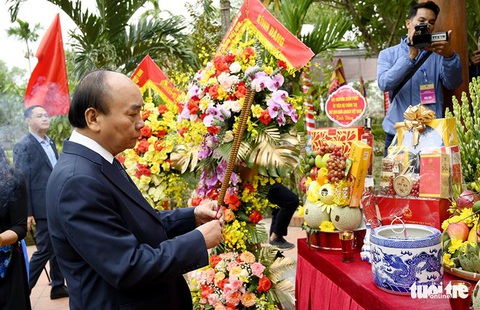 Chủ tịch nước dâng hương tưởng niệm nữ sĩ Hồ Xuân Hương - Ảnh 1. Chủ tịch nước dâng hương tưởng niệm nữ sĩ Hồ Xuân Hương - Ảnh 1.