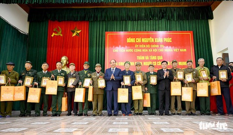 Chủ tịch nước dâng hương tưởng niệm nữ sĩ Hồ Xuân Hương - Ảnh 2. Chủ tịch nước dâng hương tưởng niệm nữ sĩ Hồ Xuân Hương - Ảnh 2.