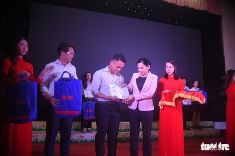Niềm vui nhân đôi trong lễ trao học bổng ‘Tiếp sức đến trường’ tại Phú Yên - Ảnh 10. Niềm vui nhân đôi trong lễ trao học bổng ‘Tiếp sức đến trường’ tại Phú Yên - Ảnh 10.
