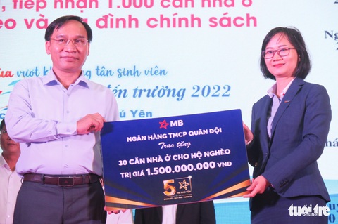 Niềm vui nhân đôi trong lễ trao học bổng ‘Tiếp sức đến trường’ tại Phú Yên - Ảnh 14. Niềm vui nhân đôi trong lễ trao học bổng ‘Tiếp sức đến trường’ tại Phú Yên - Ảnh 14.