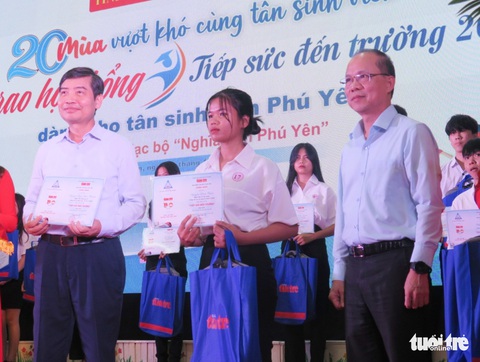 Niềm vui nhân đôi trong lễ trao học bổng ‘Tiếp sức đến trường’ tại Phú Yên - Ảnh 5. Niềm vui nhân đôi trong lễ trao học bổng ‘Tiếp sức đến trường’ tại Phú Yên - Ảnh 5.