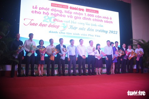 Niềm vui nhân đôi trong lễ trao học bổng ‘Tiếp sức đến trường’ tại Phú Yên - Ảnh 25. Niềm vui nhân đôi trong lễ trao học bổng ‘Tiếp sức đến trường’ tại Phú Yên - Ảnh 25.