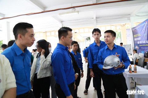 Chiếc mũ bảo hiểm, bồn rửa tay... kỳ lạ ở Đà Nẵng - Ảnh 1. Chiếc mũ bảo hiểm, bồn rửa tay... kỳ lạ ở Đà Nẵng - Ảnh 1.