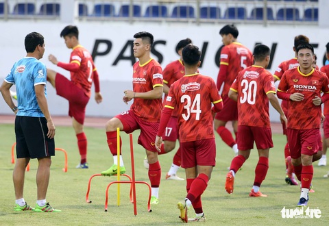 Tuyển Việt Nam luyện bài luân chuyển bóng nhanh - Ảnh 5. Tuyển Việt Nam luyện bài luân chuyển bóng nhanh - Ảnh 5.