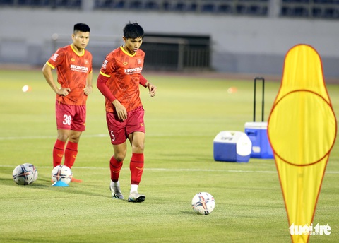 Tuyển Việt Nam luyện bài luân chuyển bóng nhanh - Ảnh 6. Tuyển Việt Nam luyện bài luân chuyển bóng nhanh - Ảnh 6.