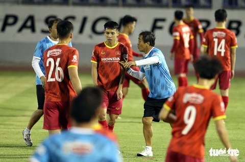 Tuyển Việt Nam luyện bài luân chuyển bóng nhanh - Ảnh 7. Tuyển Việt Nam luyện bài luân chuyển bóng nhanh - Ảnh 7.