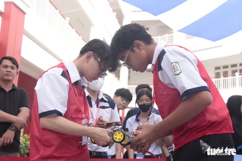 Học sinh trung học phổ thông TP.HCM thi sáng tạo robot - Ảnh 6. Học sinh trung học phổ thông TP.HCM thi sáng tạo robot - Ảnh 6.