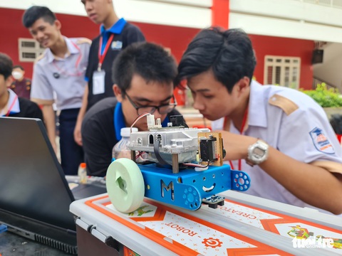 Học sinh trung học phổ thông TP.HCM thi sáng tạo robot - Ảnh 2. Học sinh trung học phổ thông TP.HCM thi sáng tạo robot - Ảnh 2.