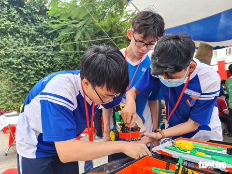 Học sinh trung học phổ thông TP.HCM thi sáng tạo robot - Ảnh 4. Học sinh trung học phổ thông TP.HCM thi sáng tạo robot - Ảnh 4.