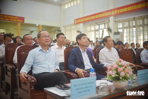 Niềm vui nhân đôi trong lễ trao học bổng ‘Tiếp sức đến trường’ tại Phú Yên - Ảnh 2. Niềm vui nhân đôi trong lễ trao học bổng ‘Tiếp sức đến trường’ tại Phú Yên - Ảnh 2.