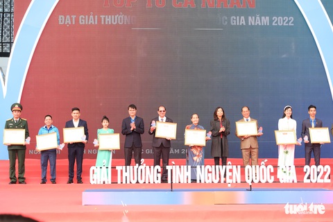 Cha của 131 đứa con: Các con nghèo thì nghèo, nhưng phải thật thà - Ảnh 3. Cha của 131 đứa con: Các con nghèo thì nghèo, nhưng phải thật thà - Ảnh 3.