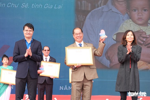Cha của 131 đứa con: Các con nghèo thì nghèo, nhưng phải thật thà - Ảnh 1. Cha của 131 đứa con: Các con nghèo thì nghèo, nhưng phải thật thà - Ảnh 1.