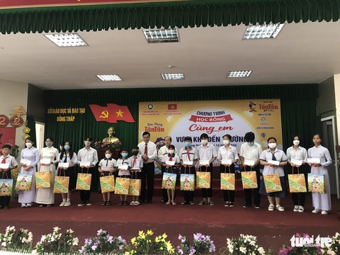 Trao 100 học bổng và 2 suất du học toàn phần cho học sinh Đồng Tháp - Ảnh 2. Trao 100 học bổng và 2 suất du học toàn phần cho học sinh Đồng Tháp - Ảnh 2.