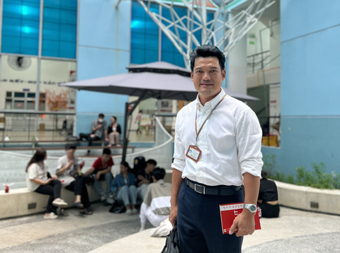 Founder U45 miệt mài theo đuổi đam mê ngành ngôn ngữ Trung Quốc tại HUFLIT - Ảnh 2. Founder U45 miệt mài theo đuổi đam mê ngành ngôn ngữ Trung Quốc tại HUFLIT - Ảnh 2.