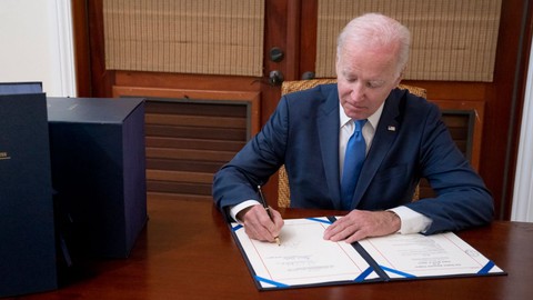 Ông Biden ký dự luật chi tiêu 1.700 tỉ USD, có nội dung liên quan Ukraine, TikTok - Ảnh 1. Ông Biden ký dự luật chi tiêu 1.700 tỉ USD, có nội dung liên quan Ukraine, TikTok - Ảnh 1.
