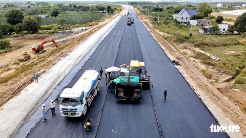 Thủ tướng: Ép giá vật liệu làm đường cao tốc có thể bị thu hồi giấy phép - Ảnh 1. Tập trung nguồn lực để đảm bảo vật liệu xây dựng cho các dự án cao tốc - Ảnh: ĐỨC TRONG