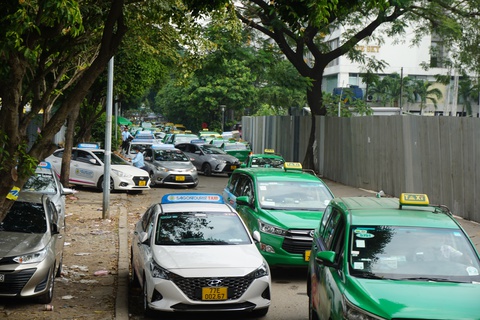 Mở bãi tạm cho taxi đậu miễn phí ở sân bay Tân Sơn Nhất - Ảnh 1. Mở bãi tạm cho taxi đậu miễn phí ở sân bay Tân Sơn Nhất - Ảnh 1.
