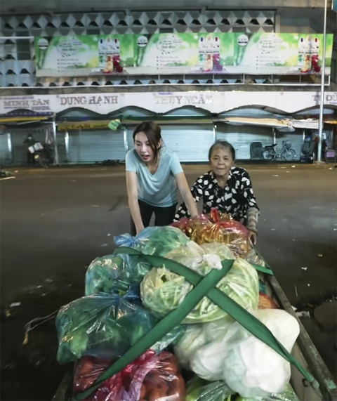Mẹ ruột Hoa hậu Thùy Tiên bóc phốt con gái ‘chôm’ hết đồ bộ đi quay show - Ảnh 2. Mẹ ruột Hoa hậu Thùy Tiên bóc phốt con gái ‘chôm’ hết đồ bộ đi quay show - Ảnh 2.