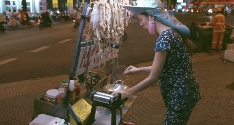 Mẹ ruột Hoa hậu Thùy Tiên bóc phốt con gái ‘chôm’ hết đồ bộ đi quay show - Ảnh 1. Mẹ ruột Hoa hậu Thùy Tiên bóc phốt con gái ‘chôm’ hết đồ bộ đi quay show - Ảnh 1.
