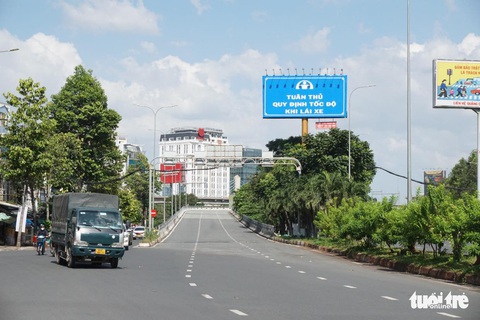 TP.HCM chính thức cho xe máy qua lại cầu vượt Nguyễn Hữu Cảnh, vẫn cấm ô tô - Ảnh 1. TP.HCM chính thức cho xe máy qua lại cầu vượt Nguyễn Hữu Cảnh, vẫn cấm ô tô - Ảnh 1.
