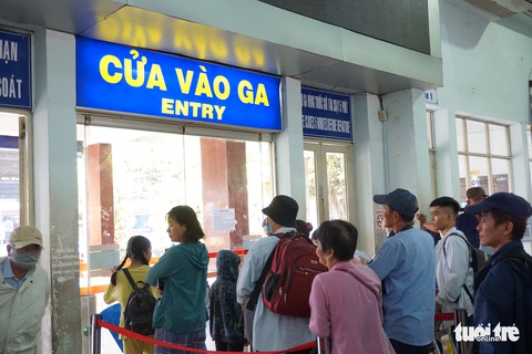Đường sắt khuyến cáo: Đừng mua vé tàu qua cò mồi, chợ đen - Ảnh 1. Đường sắt khuyến cáo: Đừng mua vé tàu qua cò mồi, chợ đen - Ảnh 1.